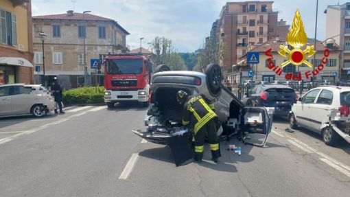 Incidente stradale a Saluzzo: un'auto ribaltata in corso IV Novembre e un ferito Incidente stradale a Saluzzo: un'auto ribaltata in corso IV Novembre e un ferito