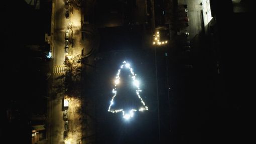 Associazioni, scuole e famiglie a San Michele Mondovì per creare l'albero di Natale vivente [VIDEO]