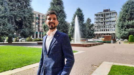 Il candidato consigliere FDI Andrea Massarenti in piazza Europa: "No al parcheggio sotterraneo"