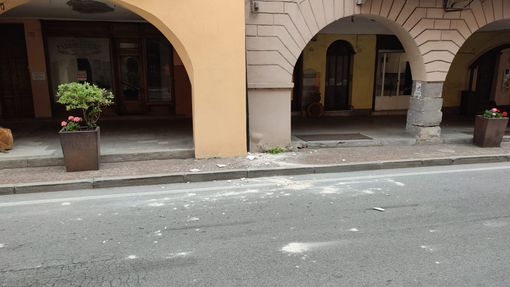 Cadono calcinacci dal cornicione di una palazzina a Demonte