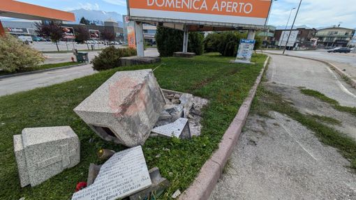 Auto esce di strada e abbatte cippo partigiano a Borgo: “Un incidente e non un atto di vandalismo” Auto esce di strada e abbatte cippo partigiano a Borgo: “Un incidente e non un atto di vandalismo”