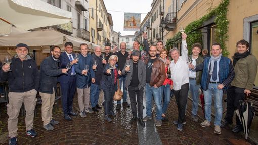 Partenza sotto la pioggia per la nuova edizione degli aperitivi (Foto Tino Gerbaldo)