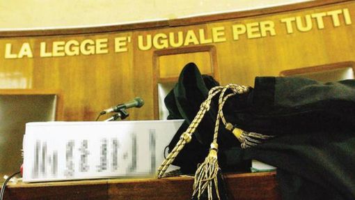 Imprenditore alla sbarra per la truffa ai bengalesi: i cento testimoni chiamati dalla difesa si riducono a quattro