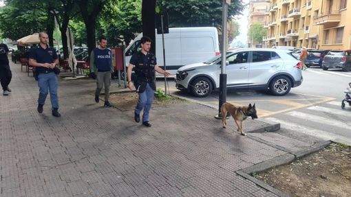 Controlli della Squadra Mobile e del nucleo Cinofili nelle aree più degradate di Cuneo [FOTO]