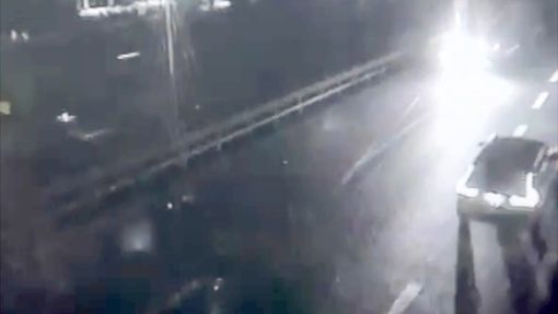 Un frame di un video che ritrae la vettura nel senso di marcia opposto a quello consentito Un frame di un video che ritrae la vettura nel senso di marcia opposto a quello consentito