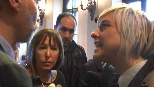 La "Iena" Nadia Toffa in Prefettura a Cuneo per intervistare il ministro Delrio (VIDEO)