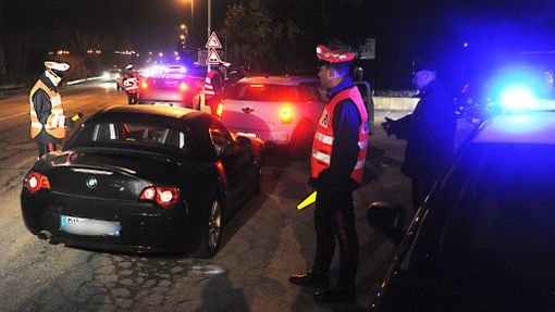 Drogati o ubriachi alla guida: nella notte ritirate 13 patenti in Granda Drogati o ubriachi alla guida: nella notte ritirate 13 patenti in Granda