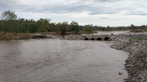 Cuneo, le piogge torrenziali erodono il guado della Mellana: non si passa più