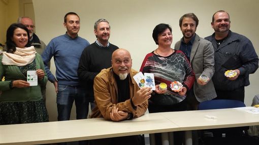 Da sinistra Madame Zorà e il mago Brondino, dietro il presidente del Consiglio comunale Andrea Momberto e il presidente Csea Fulvio Rubiolo, Aurora Rubiolo, Mattia Magra, Luca Giordano Da sinistra Madame Zorà e il mago Brondino, dietro il presidente del Consiglio comunale Andrea Momberto e il presidente Csea Fulvio Rubiolo, Aurora Rubiolo, Mattia Magra, Luca Giordano