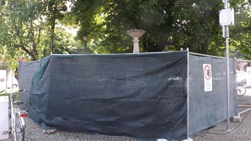 Saluzzo, la fontana di piazza Garibaldi in via di smontaggio definitivo