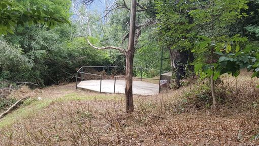 A Rifreddo, "anonimi giardinieri" sistemano l'area intorno alla pista da ballo del santuario del Devesio