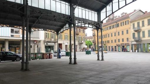Saluzzo piazza Cavour, il lato tra la tettoia e palazzo del sole dove verranno ricavati i posteggi