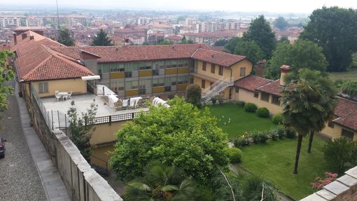Saluzzo, la casa famiglia delle suore Carmelitane vista dal giardino di piazza Castello