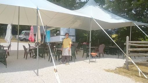 Chiara Buffa, accanto alla sua cucina mobile nei pressi del lago Scandarello Chiara Buffa, accanto alla sua cucina mobile nei pressi del lago Scandarello