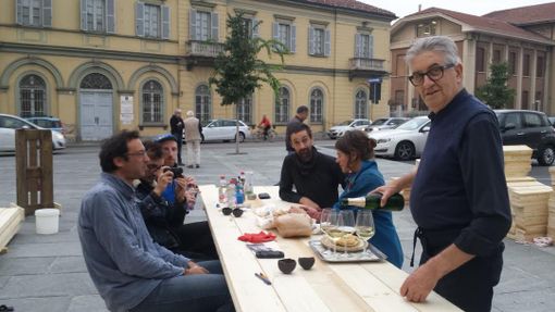 Aperitivo in piazza Cavour per il duo francese boijeot.renauld Aperitivo in piazza Cavour per il duo francese boijeot.renauld