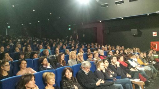 Saluzzo, sala gremita per la proiezione del film Fiore del Deserto, offerto da Zonta Saluzzo