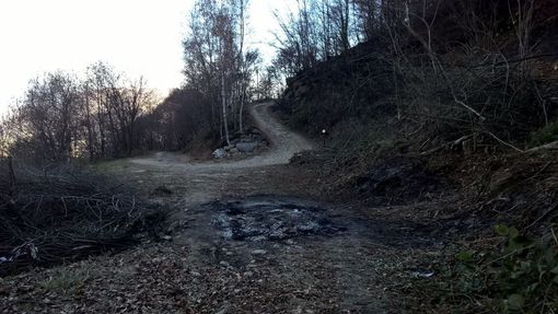 Il luogo del rinvenimento del cadavere di Baldassarre Ghigo, carbonizzato all'interno della sua Ford Fiesta Il luogo del rinvenimento del cadavere di Baldassarre Ghigo, carbonizzato all'interno della sua Ford Fiesta