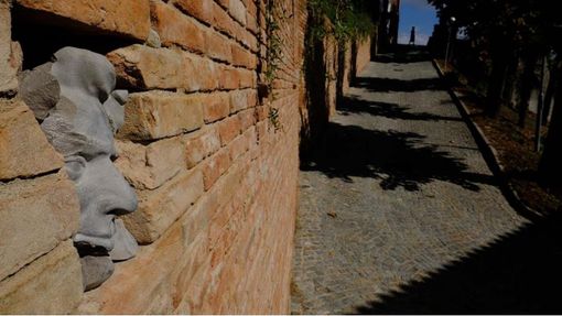 I volti di protagonisti della Resistenza partigiana rivivono in un muro di sessanta metri a Guarene