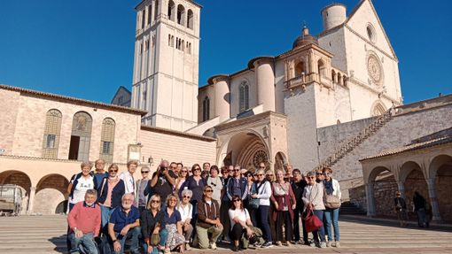 Il gruppo del pellegrinaggio davanti alla Basilica di San Francesco