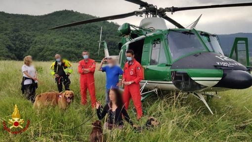 Pezzolo Valle Uzzone, due albesi bloccate coi loro cani in una scarpata