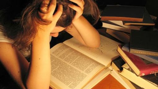 Ansia da...notte prima degli esami “si accendono le luci qui sul palco, ma quanti amici attorno, mi viene voglia di cantare. Forse cambiati, certo un po' diversi, ma con la voglia ancora di cambiare”