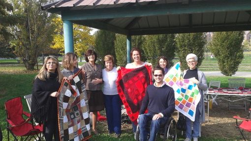 Folletta per un giorno: a Mondovì la creazione di mattonelle ai ferri per creare delle belle coperte colorate Folletta per un giorno: a Mondovì la creazione di mattonelle ai ferri per creare delle belle coperte colorate