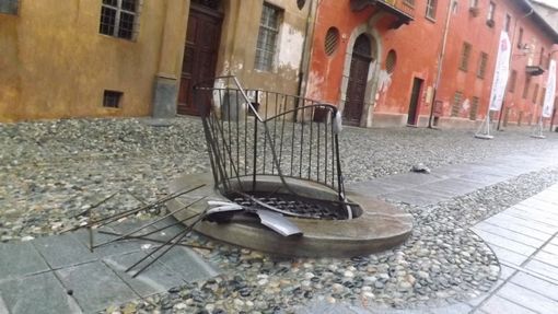 Il pozzo al centro di Salita al Castello di Saluzzo Il pozzo al centro di Salita al Castello di Saluzzo