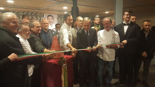 Si celebra la famosa salsiccia di Bra: taglio del nastro per Bra’s al Movicentro (Foto)