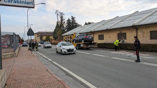 Incidente a Borgo San Dalmazzo di fronte alla stazione dei Carabinieri: due veicoli coinvolti