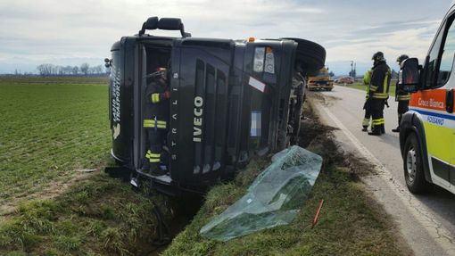 Camion si ribalta a Fossano in località Gerbo, autista trasportato all'ospedale Santa Croce
