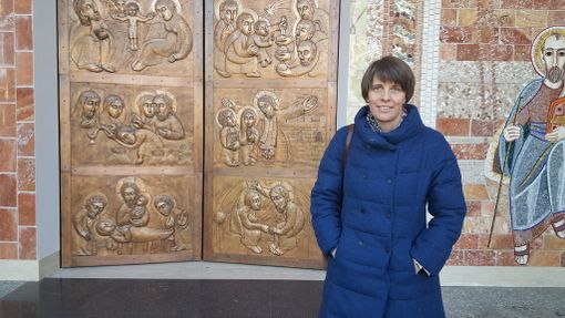 Bra, il nuovo portale bronzeo del Santuario della Madonna dei Fiori parla la lingua della fede