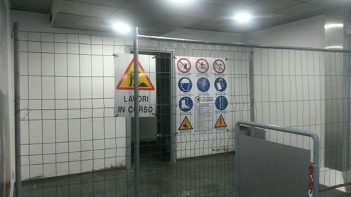 Una foto scattata stamattina: i lavori al via nei bagni della zona Arrivi di Levaldigi