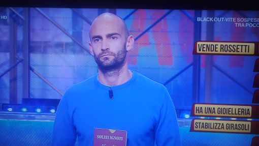 Il gioielliere Lorenzo Peirano durante la trasmissione e, sotto, le concorrenti che hanno indovinato la sua professione