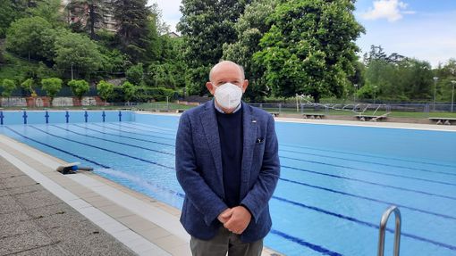Luca Albonico, presidente di CSR, davanti alla piscina esterna di Cuneo che riaprirà sabato 29 maggio