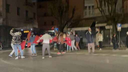 I festeggiamenti in piazza Mellano dopo la vittoria del Marocco sul Portogallo I festeggiamenti in piazza Mellano dopo la vittoria del Marocco sul Portogallo