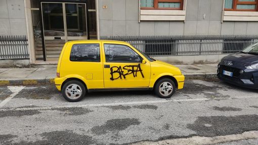 Cuneo, in via Ettore Rosa scrivono "basta" sulla fiancata della vettura di una signora