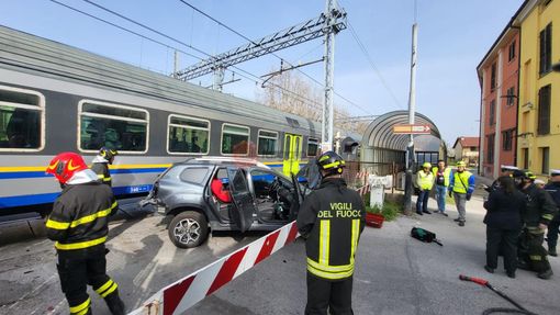 Bloccati con l’auto nel passaggio a livello: il treno li travolge, salvi per miracolo Bloccati con l’auto nel passaggio a livello: il treno li travolge, salvi per miracolo