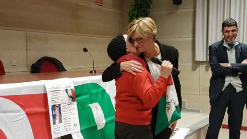 Le Iene irrompono nell’incontro di Alba. Giovannini: “Con te e Marco Minniti ci sentiamo al sicuro”