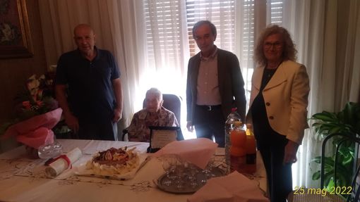Nonna Angela festeggiata dalla famiglia e dal sindaco Fogliato
