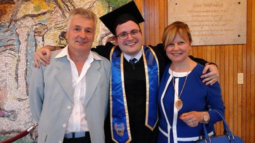 La foto del giorno della laurea, dalla pagina Facebook della signora Marie-Rose, madre di Fabrizio