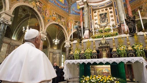 Nella foto papa Francesco sosta in preghiera davanti all’effigie della Madonna del Rosario, a Pompei