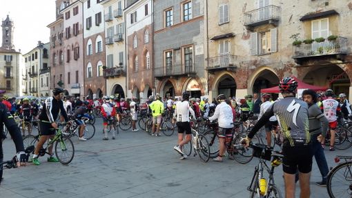 A Savigliano piazza gremita per la partenza della Pedalata del Cuore