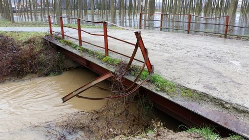 Sponda di ferro in strada Lavaceto a Bra: un'incuria che dura da oltre due anni