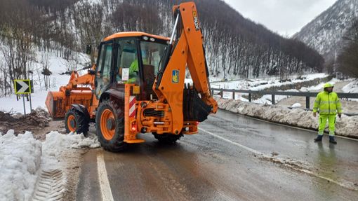 Rivoli di fango sulla statale 20 fra Vernante e Limone: tecnici Anas al lavoro