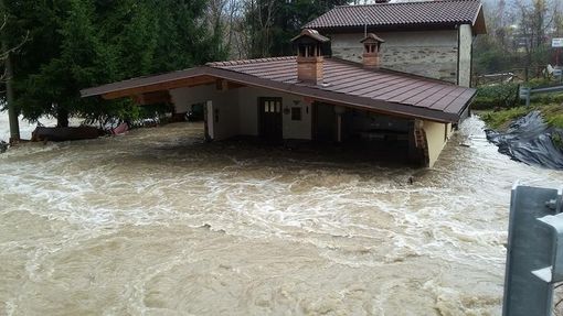 Una delle immagini più significative dell'alluvione a Sanfront: l'esondazione del Po che ha distrutto una casa
