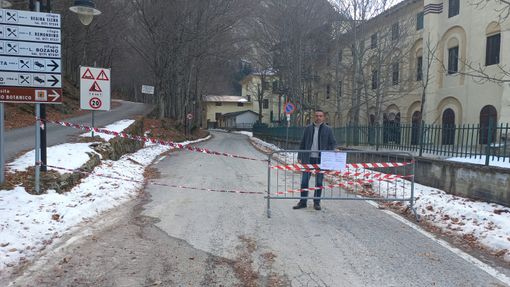 Il tratto di strada chiuso al transito per il ritrovamento dell'ordigno Il tratto di strada chiuso al transito per il ritrovamento dell'ordigno