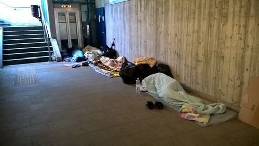 Sottopasso del Movicentro a Cuneo di nuovo occupato dai senzatetto