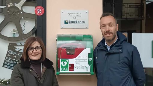 La sindaca di Piasco Stefana Dalmasso con Mattia Trotta, direttore della Bene Banca, che ha donato il nuovo defibrillatore La sindaca di Piasco Stefana Dalmasso con Mattia Trotta, direttore della Bene Banca, che ha donato il nuovo defibrillatore