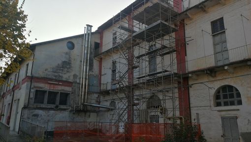 A sinistra dei ponteggi l'ala dell'edificio che ospiterà le nuove aule del Soleri Bertoni di Saluzzo