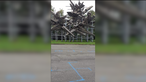 Svastiche e croci celtiche davanti al Monumento della Resistenza di Cuneo e a Boves, la città dei due eccidi nazisti Svastiche e croci celtiche davanti al Monumento della Resistenza di Cuneo e a Boves, la città dei due eccidi nazisti